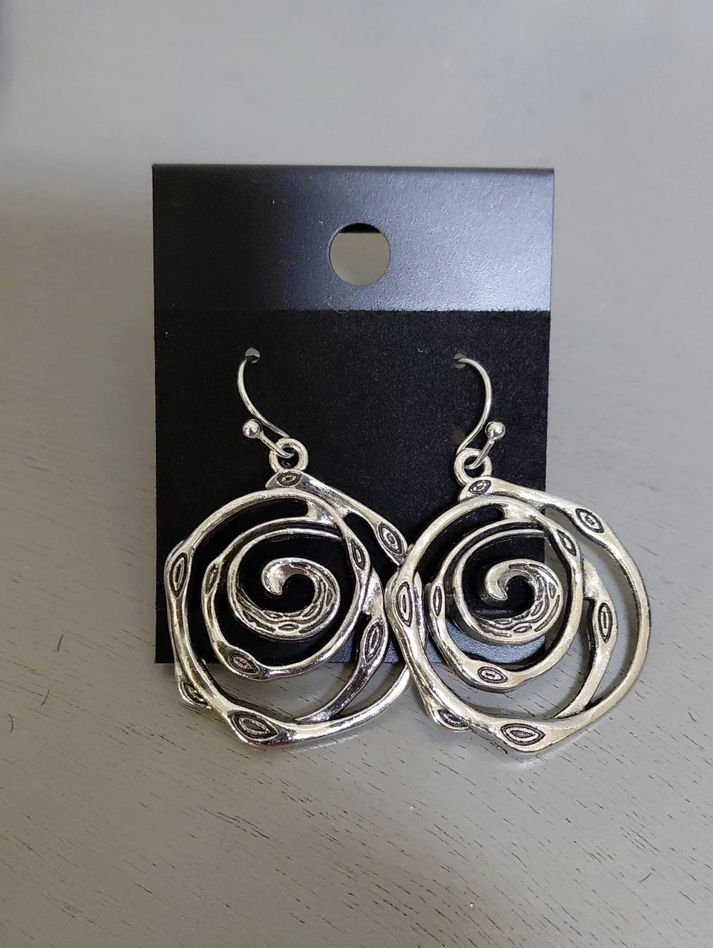 Floral Daisy Storage Clip-on Pouch & Silver Tone Swirl Earrings. New!